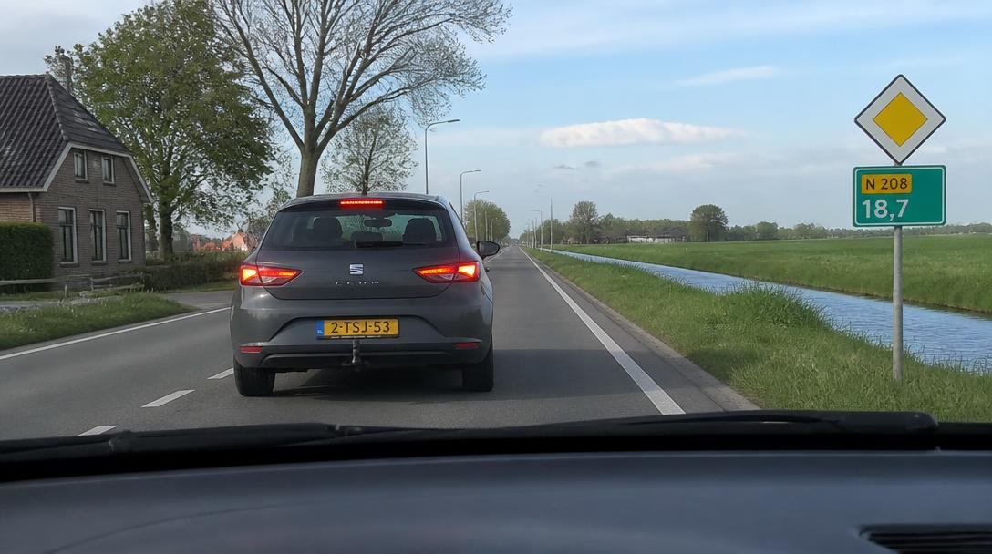 Auto voor je remt met felle remlichten zonder zichtbare reden