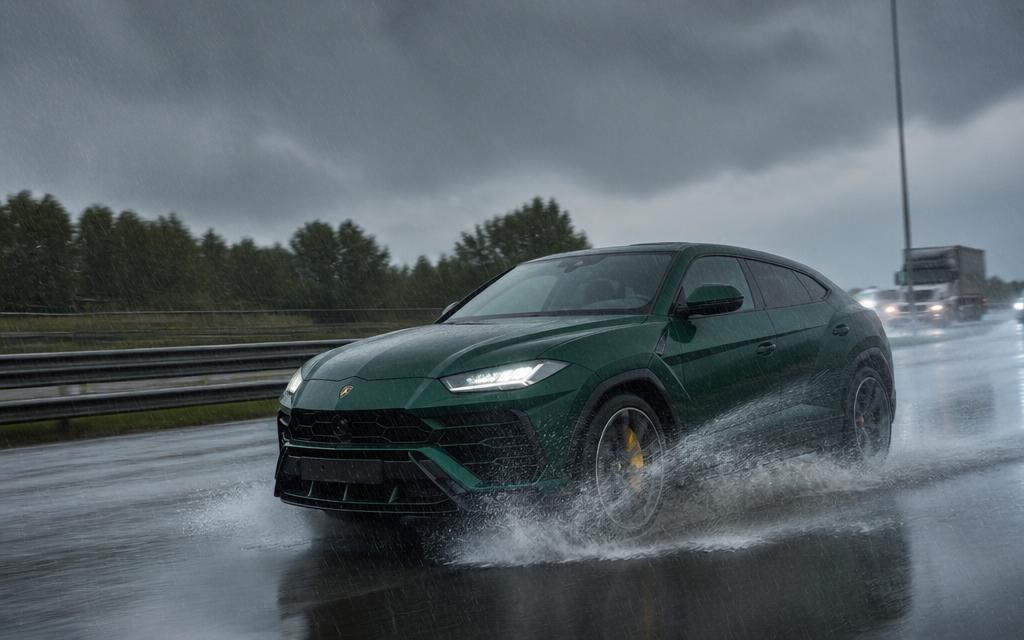Aquaplaning op de snelweg vanuit de Urus