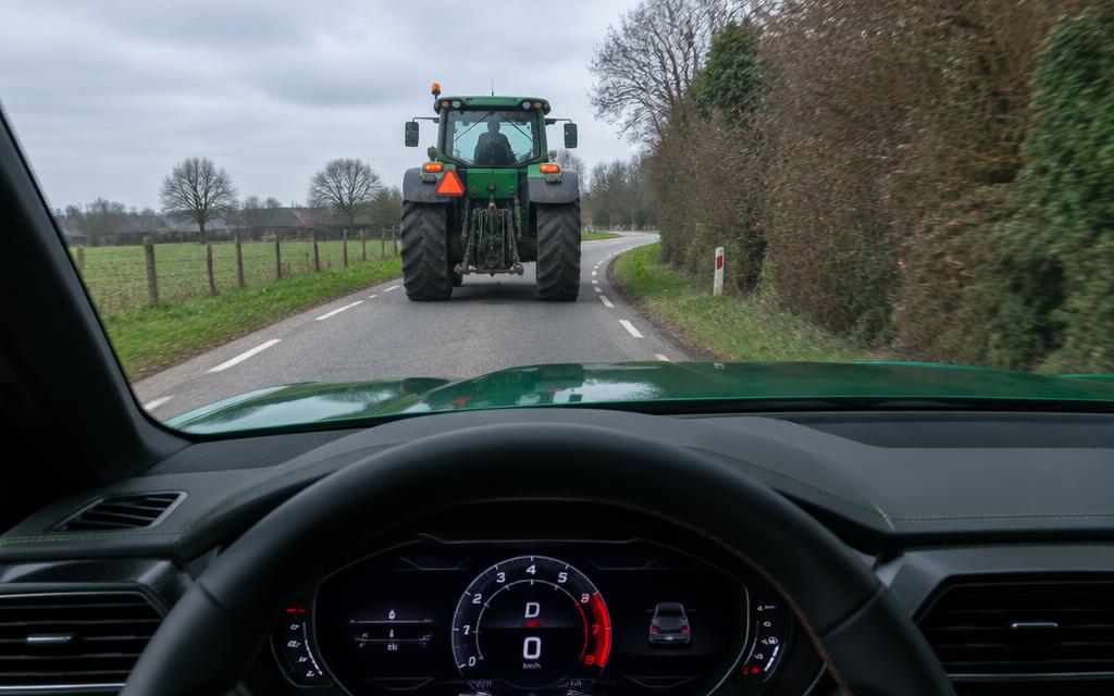 Tractor bij een onoverzichtelijke bocht voor de Urus