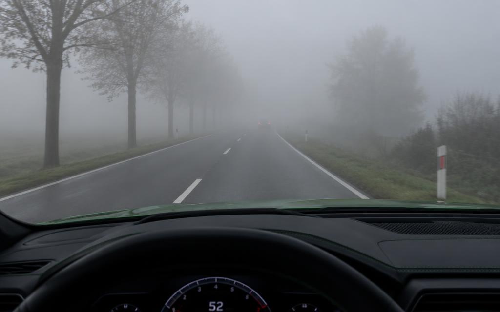 Beperkt zicht op een provinciale weg vanuit de Urus