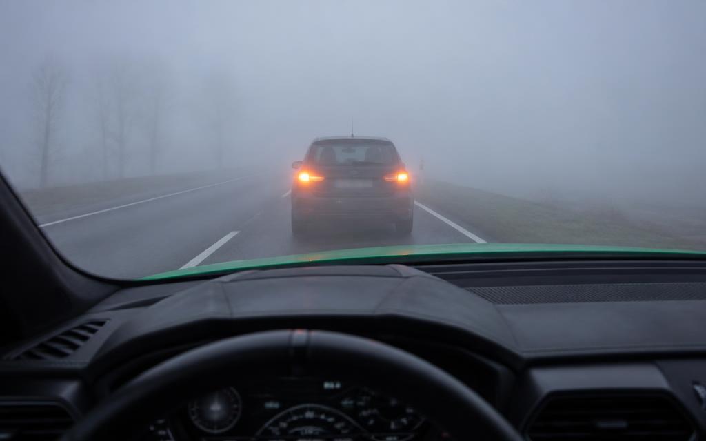 Stilstaande auto doemt op in de mist voor de Urus