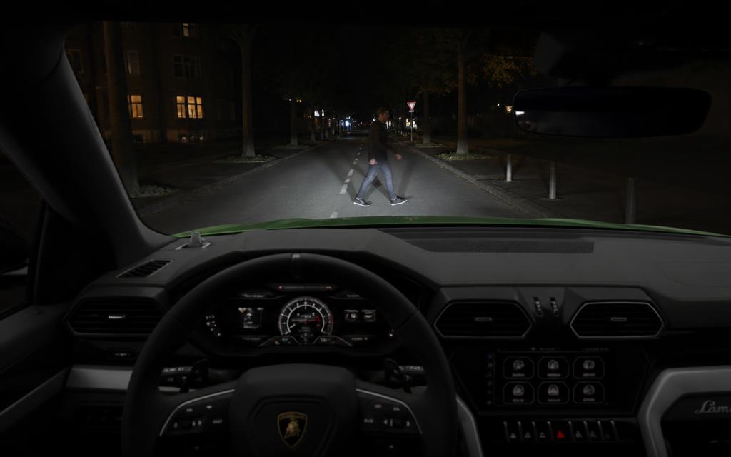 Voetganger steekt in het donker voor de Urus over