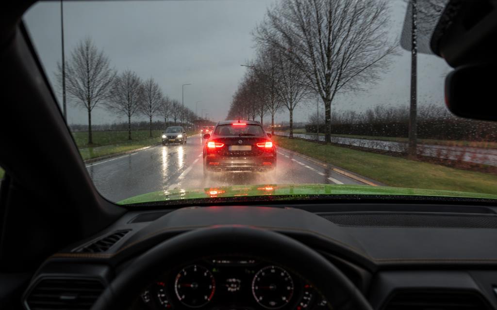 Remmende voorligger op nat wegdek voor de Urus