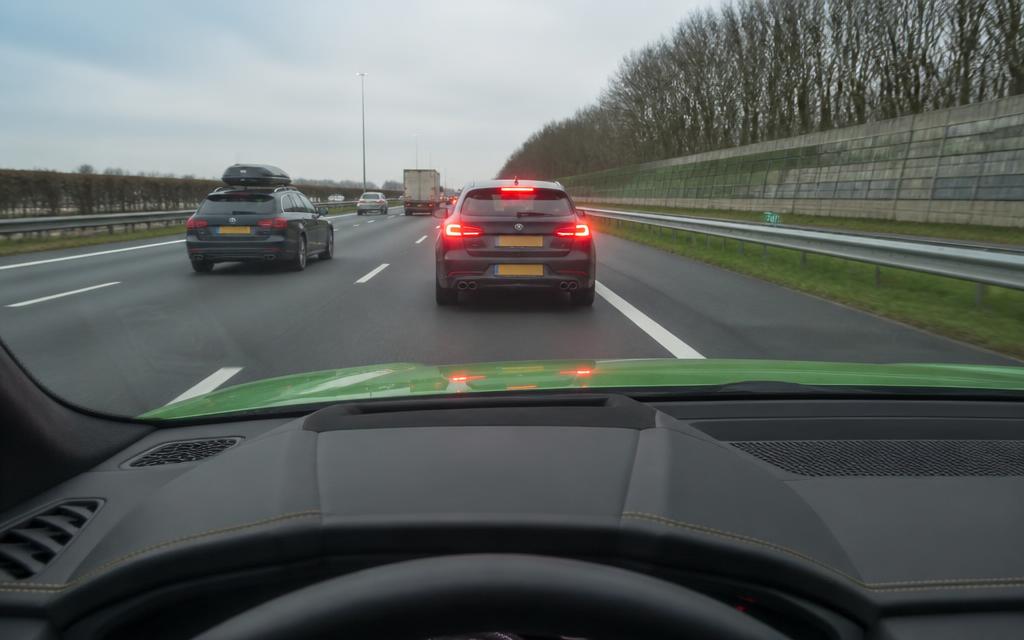Remmende voorligger op de snelweg voor de Urus