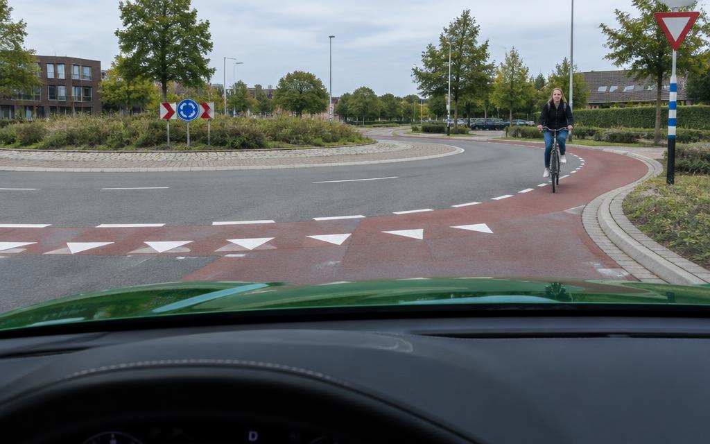 Fietser bij een Nederlandse rotonde vanuit de Urus
